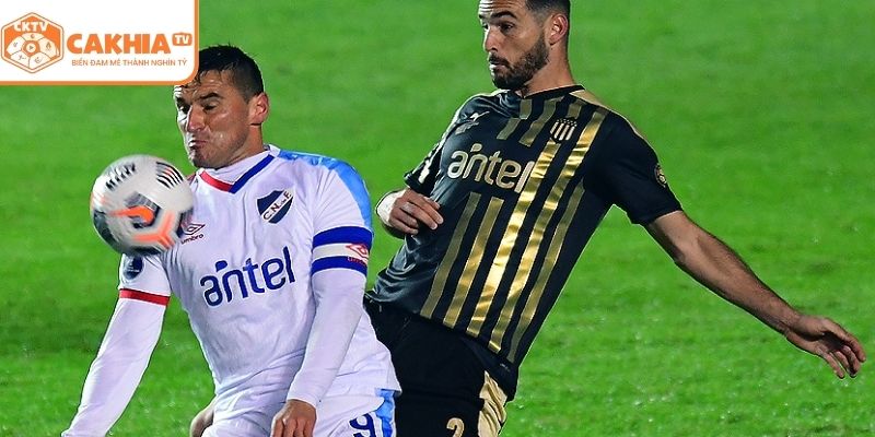 Cầu thủ VĐQG Uruguay Peñarol vs Nacional tranh chấp quyết liệt